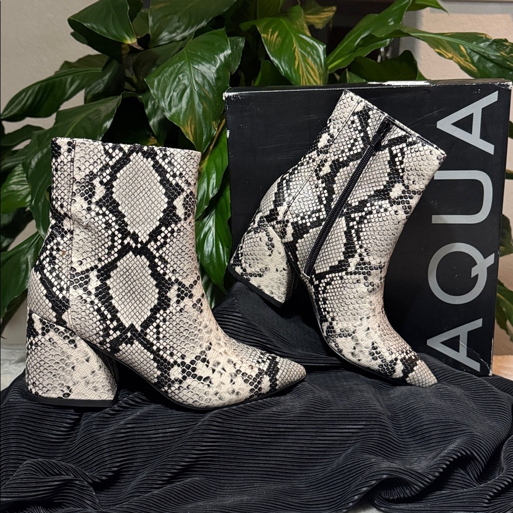 Aqua Marlo Padded Comfort Pointed Toe Block Heel Zip-Up Ankle Boots - Women's 7M